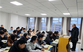 校長李海軍深入聯(lián)系班級、宿舍、課堂與學(xué)生談?chuàng)?dāng)、話成長